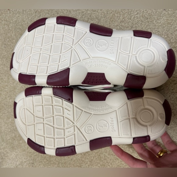 Crocs Shoes For Women. Comfy shoes. - Picture 4 of 6